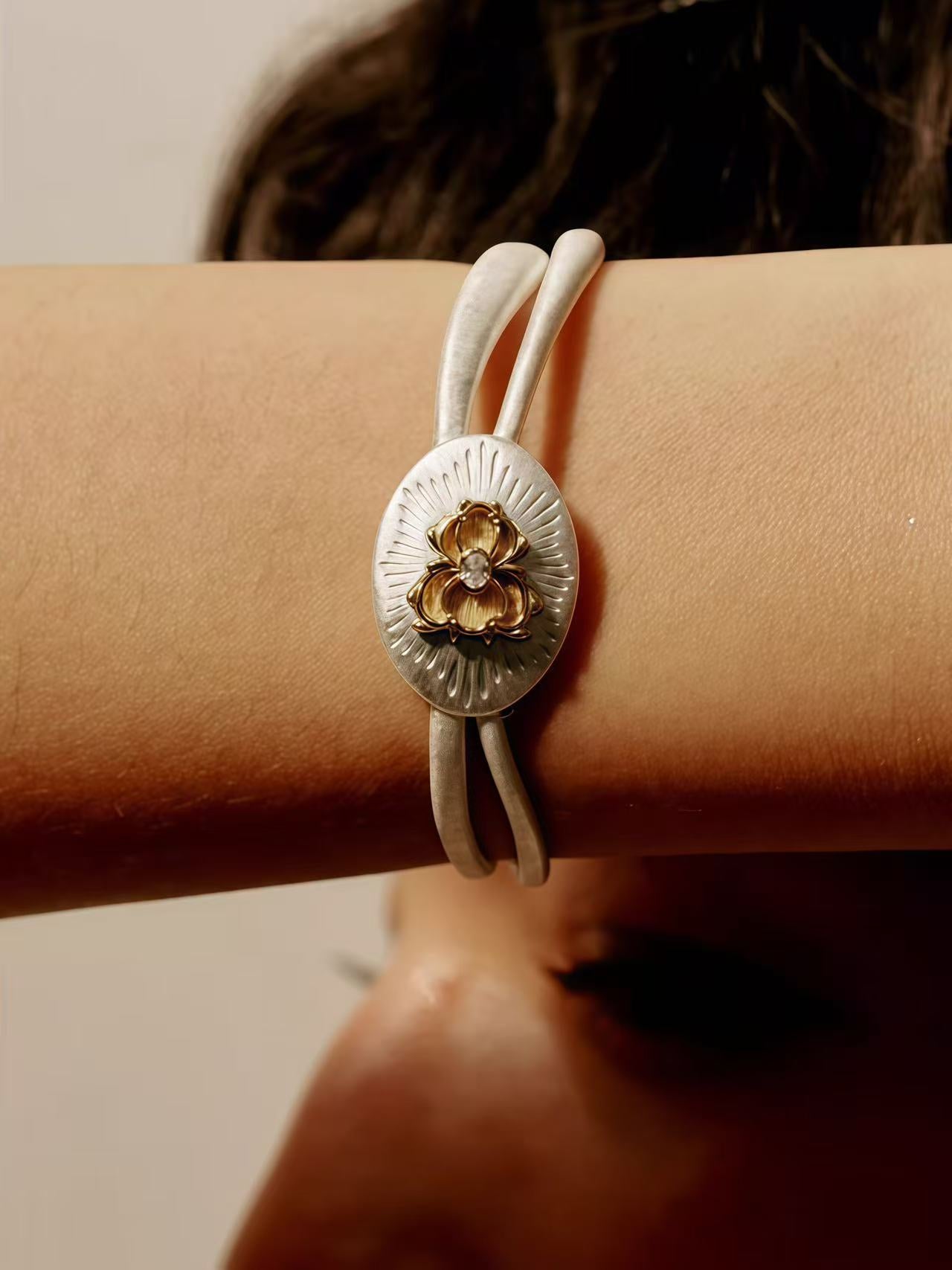 Six-Petal Magnolia Oval Bangle – Elegant Bracelet